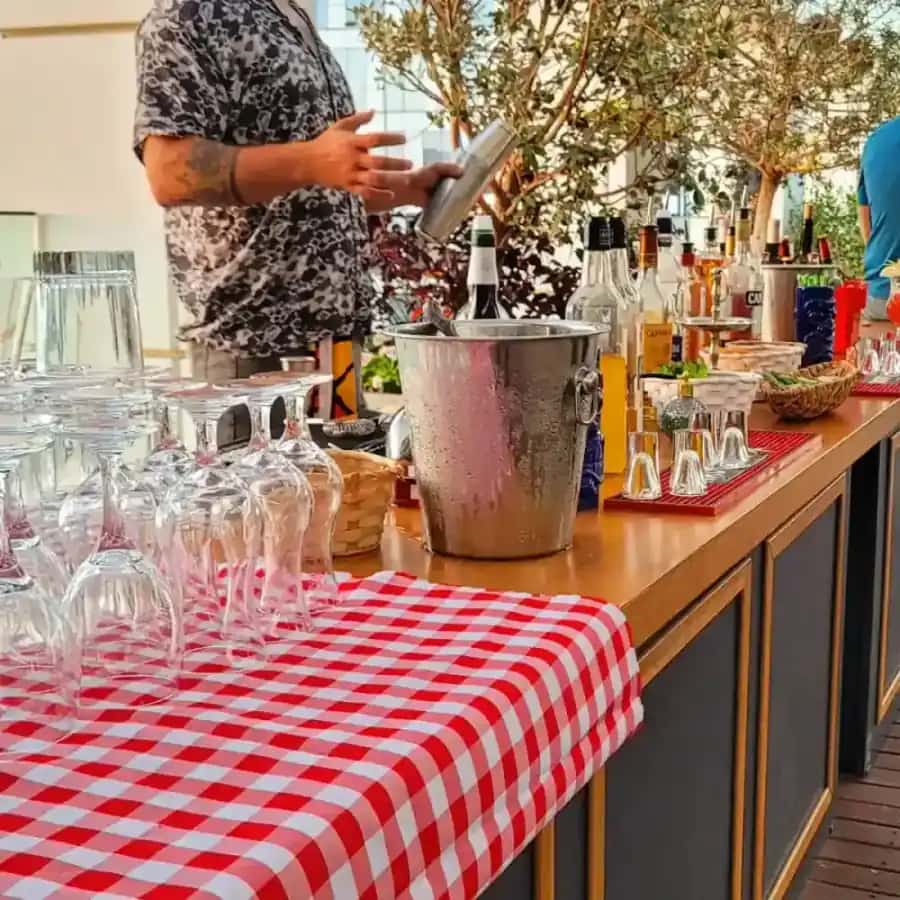 ברמנים מכינים קוקטיילים בחתונה