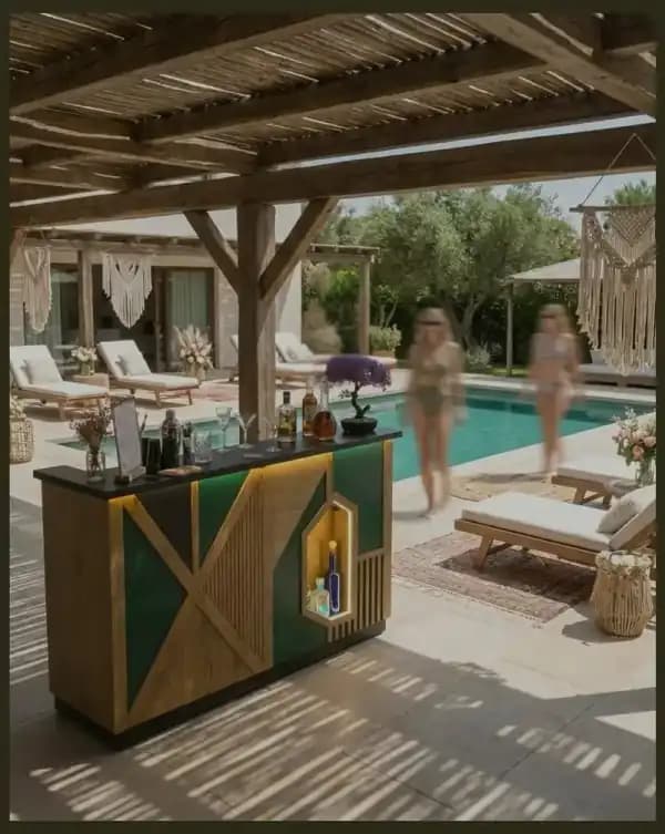 קוקטייל טרופי עם קישוט פירות